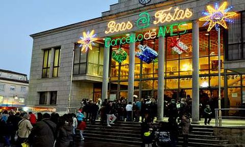 Horas despu�s del corte de luz, Bertamir�ns estren� sin problemas su alumbrado navide�o.