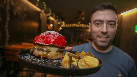 Alberto Gutierrez con la Elf, una hamburguesa �smash � con pan rojo disponible este mes en el Ginlab