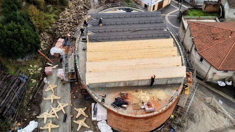 Avance de las obras en la plaza do Cabildo, en el municipio ourensano de O�mbra, en la frontera.