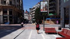 Calor, verano, bochorno, sol.Un termmetro marca 35 grados en Oviedo