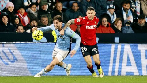 Javi Rueda y Javi Gal�n, pugnando por un bal�n en un partido que acab� con derrota celeste.