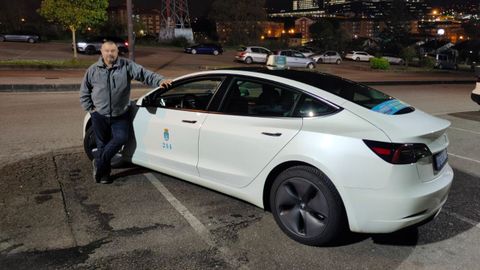 Francisco Campos junto a su Tesla Model 3, con el que hace el servicio de taxi en Oviedo.