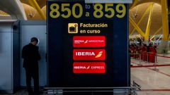 Imagen de archivo de los mostradores de facturaci�n de Iberia en el aeropuerto de Madrid. 