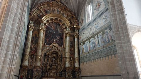 Otro aspecto del retablo mayor y los murales del presbiterio