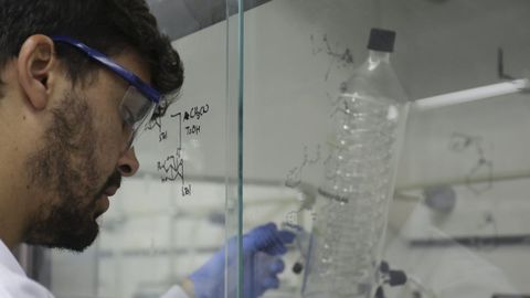 Un investigador en uno de los laboratorios del Ciqus, que forma parte de la Red Cigus