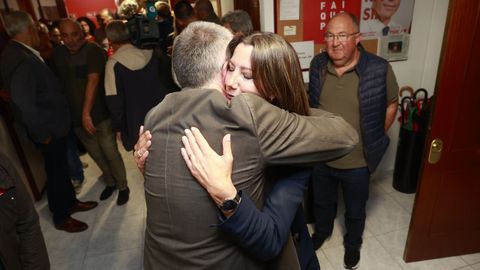 Lara Mndez celebrando los resultados en la sede del PSOE en Lugo