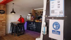 Los locales hosteleros de Ribeira han tenido que limitar su aforo interior a solo el 30 % tras entrar ayer en el nivel medio de alerta por covid