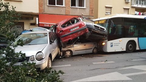 Un autobús choca contra varios turismos después de que su conductor sufriera un infarto