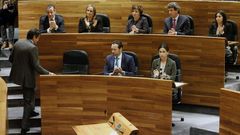 El presidente del Principado, Javier Fern�ndez (i), tras finalizar su intervenci�n en la primera jornada del debate de orientaci�n pol�tica general que se celebra en la Junta General del Principado