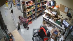 Una de las personas detenidas captada por una c�mara de seguridad de una de las gasolineras