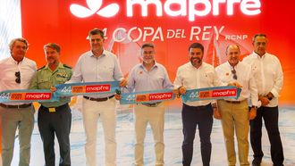 De izquierda a derecha: Jorge Forteza, comodoro RCNP; Alejandro Hern�ndez, jefe de la Guardia Civil de Baleares; Jaime Bauz�, concejal de Turismo, Cultura y Deportes del Gobierno de las Islas Baleares; Javier Ol�as, director regional de Mapfre en Baleares; Javier Bonet, primer teniente de alcalde del Ayuntamiento de Palma; Rafael Gil, presidente del RCNP; y Joaqu�n Gonz�lez, presidente de la Federaci�n Espa�ola de vela.