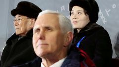 Mike Pence y en segundo plano Kim Yo-jong