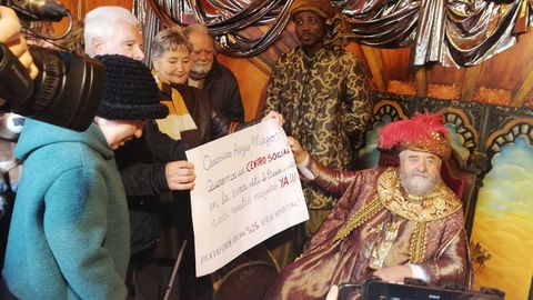 Miembros de la plataforma SOS Viejo Hospital entregan una carta al Pr�ncipe Aliatar en la que piden la construcci�n de un centro social en El Cristo