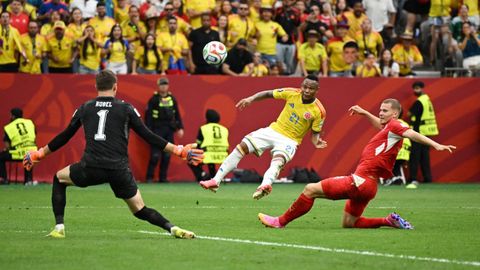 Jaminton Campaz falla una ocasi�n ante Suiza.