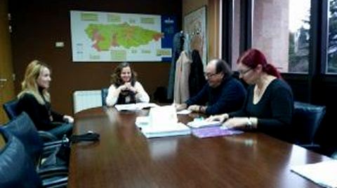 Los representantes de Xix�n S� Puede y de la consejer�a, en un momento de la reuni�n