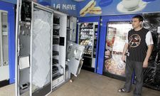 Estado en el que quedaron las m�quinas tras ser reventadas dos veces con una pata de cabra. 