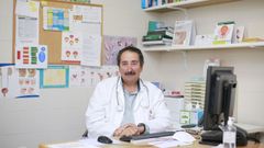 El ur�logo Francisco Llovo Taboada, en su consulta del Hospital do Saln�s