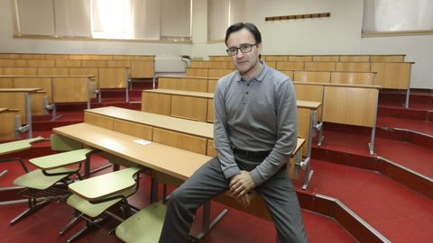 Fernández posa nunha aula da Universidade de Santiago, onde é profesor