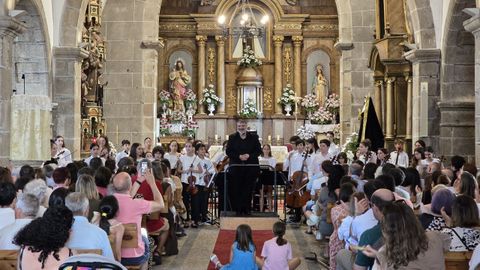 La Joven Orquesta Pizzicato de la Sinfnica de Galicia, dirigida por Enrique Iglesias, cerr el concierto.
