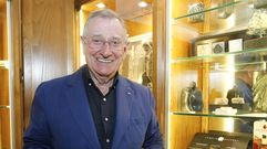 El artista santiagu�s C�ndido Pazos es el autor de las obras de tem�tica jacobea que los reyes de Espa�a regalaron al presidente de Corea del Sur y su esposa durante su visita al Palacio Real. Pazos, entre otros muchos galardones en su larga y prol�fica carrera, recibi� el Premio Nacional de Dibujo en los a�os sesenta. 