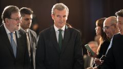 Alfonso Rueda, flanqueado por Mariano Rajoy y Alberto Núñez Feijoo, a su llegada al desayuno informativo en Madrid.