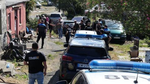 Agentes de la Polic�a Nacional y la Polic�a Local de Ribeira acudieron al poblado de A Conlleira.