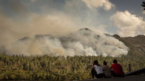 Incendio forestal en  el parque del Xur�s, en Lobios
