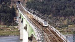 Un media distancia cruza el viaducto de la alta velocidad atl�ntica en Catoira