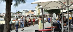 Ares, que cuenta con playas resguardadas y por ello es frecuentado por muchas familias, aumenta sensiblemente su poblaci�n. 