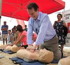 El alcalde de Vigo, este verano, en un curso de reanimaci�n en la playa de Samil. 