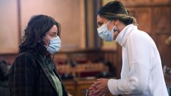 La consejera de Presidencia, Rita Camblor (d) habla con Beatriz Polledo (i), diputada del PP.