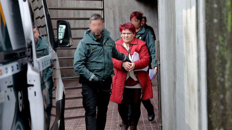 Remedios S�nchez, el pasado mes de diciembre, saliendo de los juzgados de A Coru�a tras negarse a declarar en aquel momento