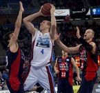 Hummel, entre San Emeterio y Lampe, jug� uno de sus mejores partidos en Vitoria.