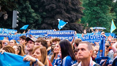 Cientos de personas durante la celebraci�n del ascenso a Primera Divisi�n del Real Oviedo
