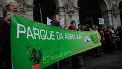 Vecinos del Agra del Orz�n se concentraron en Mar�a Pita antes del pleno.
