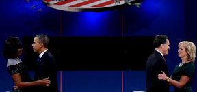 Las mujeres de Obama y de Romney acudieron a felicitarlos al escenario tan pronto como concluy� el debate entre ellos.