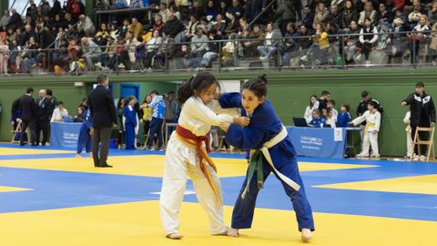 Uno de los combates de la Xornada de Nadal organizada por el Judo Bergantiños en Carballo