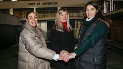 Barba, Su�rez y Gil, delante de la casa de la juventud de Ribeira, donde hacen las entrevistas a los voluntarios.