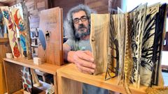 Agust�n Bastos con alg�ns dos libros da s�a biblioteca de madeira