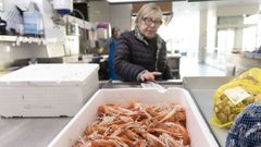 Rosa Carabel, de Peixer�a Antonio del mercado de Carballo, ofrec�a las cigalas a 100 euros el kilo este viernes.