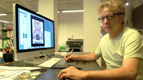 El dise�ador Javier Mariscal junto a una de las versiones de Cobi