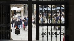 La concentraci�n de los trabajadores municipales de ayer, vista desde el interior del Concello.