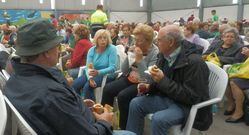 Los mayores comiendo unos �bollos pre�ados� ayer en Porc�a.