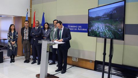 Desde la derecha, el consejero de Presidencia, Guillermo Mart�nez; el director general de RTPA, Antonio Virgili;  la directora de Relaciones Institucionales y Comunicaci�n de Liberbank, Ana Echenique; el consejero de Infraestructuras, Ordenaci�n del Territorio y Medio Ambiente, Fernando Lastra; el director del documental, Tom Fern�ndez; y la directora ejecutiva de la Fundaci�n EDP, Vanda da Veiga 