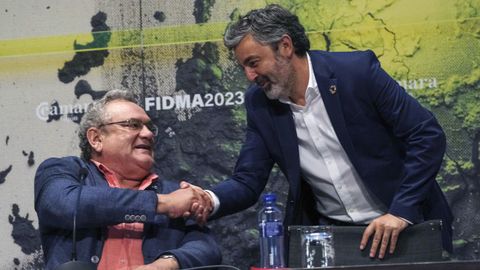 El consejero de Fomento del Principado, Alejandro Calvo(d) y el presidente de Asetra, Ovidio de la Roza(i), participan en el acto institucional programado con motivo de la celebraci�n del D�a del Transporte en la Feria Internacional de Muestras de Asturias