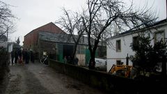 Los vecinos de Vigo de Galegos se acercaron al lugar del incendio para apoyar a la familia