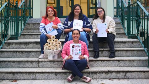 El equipo de la biblioteca municipal de Ares, tras conocer que recibi el premio. 