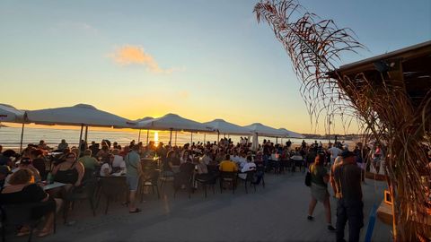 CALMA CHICHA (NIGR�N)
La espectacular puesta de sol, con las C�es al fondo, y un grupo tocando en directo son dos de los grandes atractivos de los dos chiringuitos que regenta Javier Castro, en los que organiza conciertos de mi�rcoles a domingo.