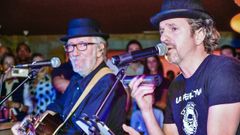 Carlos Garca-Boente en un concierto acstico de La Penltima Sabinera con Pancho Varona, en la sala Jagger de Lugo