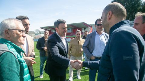 Valent�n Gonz�lez Formoso visit� el campo de f�tbol Lino Balado con el alcalde de Oroso y portavoces municipales